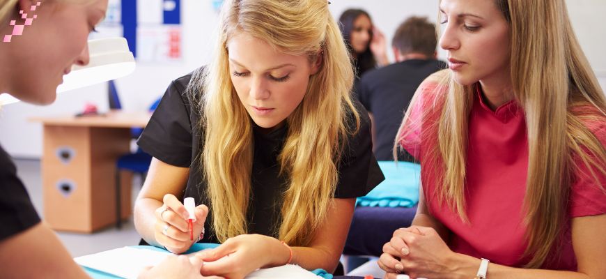 Akredytacje i uprawnienia w kosmetologii – co musisz wiedzieć przed wyborem szkolenia?